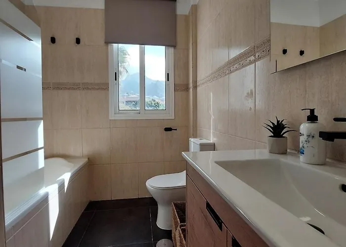 Semesterbostad House With A Tropical Garden *