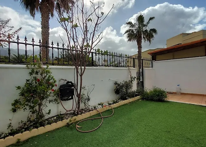 House With A Tropical Garden Semesterbostad