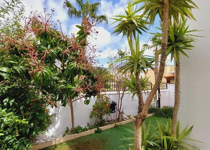 Semesterbostad House With A Tropical Garden Costa Adeje (Tenerife)