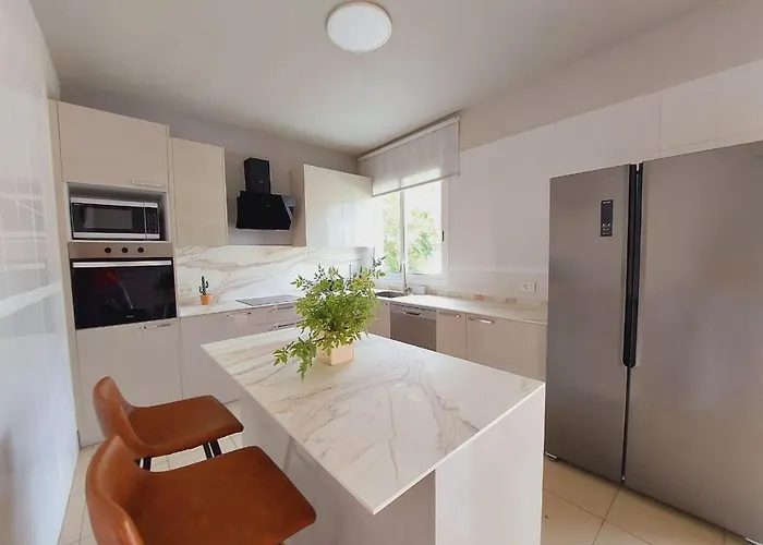 Semesterbostad House With A Tropical Garden *