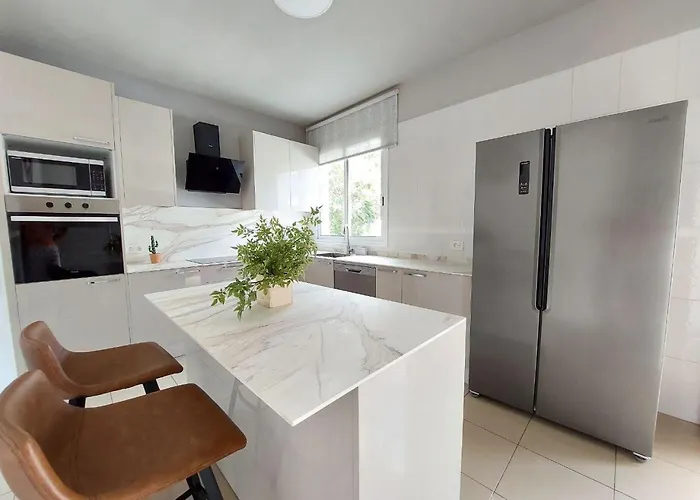 Semesterbostad House With A Tropical Garden *