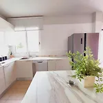 House With A Tropical Garden Hébergement de vacances *