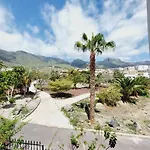 House With A Tropical Garden Hébergement de vacances *