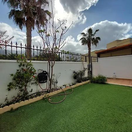House With A Tropical Garden Nyaraló