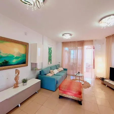 Nyaraló House With A Tropical Garden