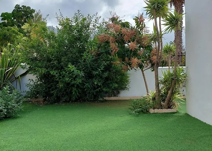 度假居 House With A Tropical Garden
