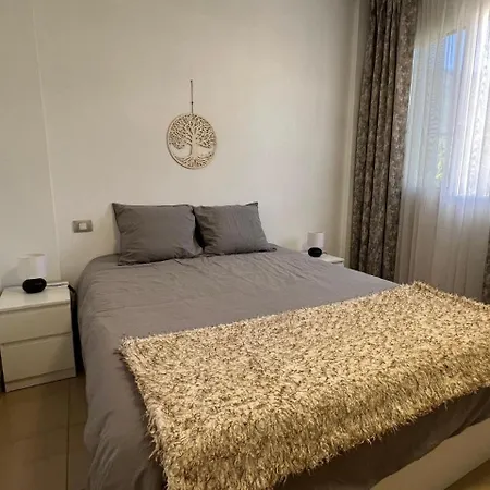 Сasa de vacaciones House With A Tropical Garden