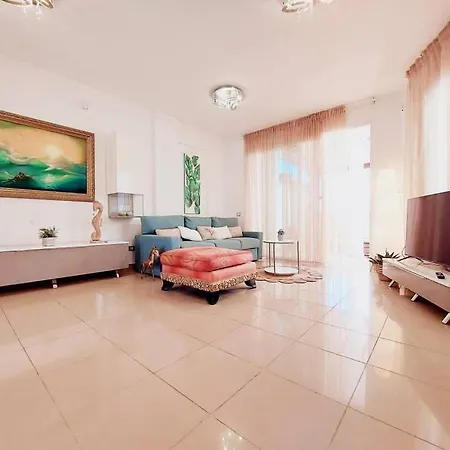 Сasa de vacaciones House With A Tropical Garden *