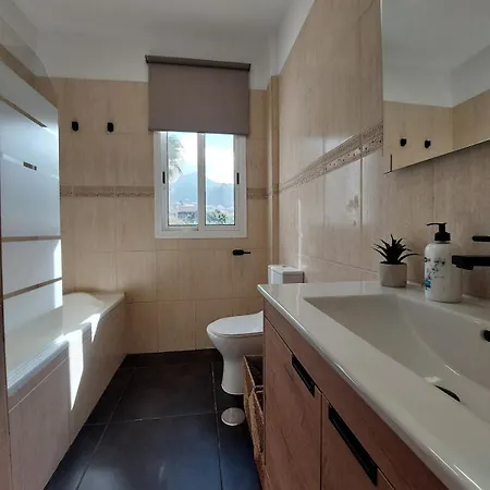 Hébergement de vacances House With A Tropical Garden *