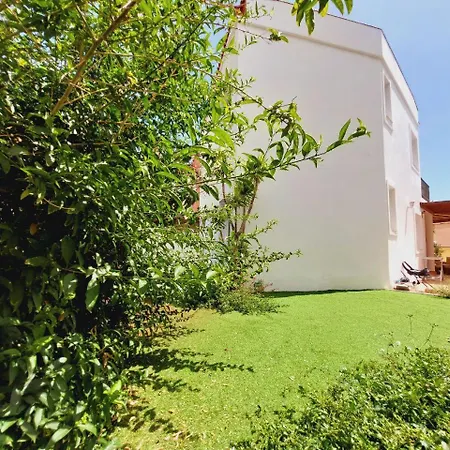 Hébergement de vacances House With A Tropical Garden *