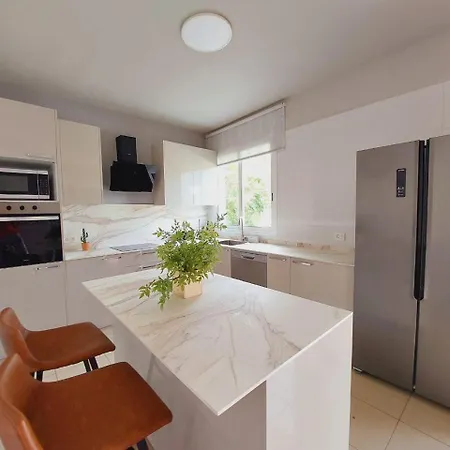 Сasa de vacaciones House With A Tropical Garden *