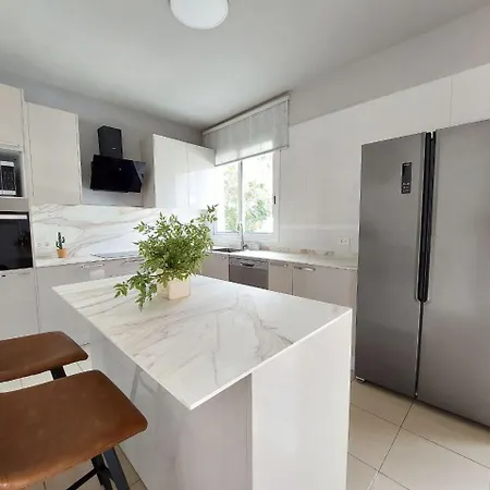 Hébergement de vacances House With A Tropical Garden *