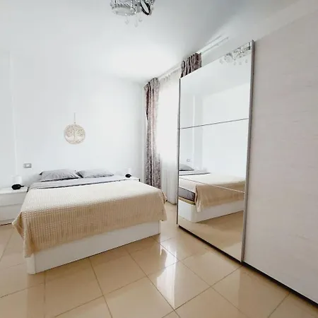 Сasa de vacaciones House With A Tropical Garden