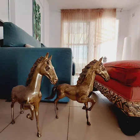 Сasa de vacaciones House With A Tropical Garden *